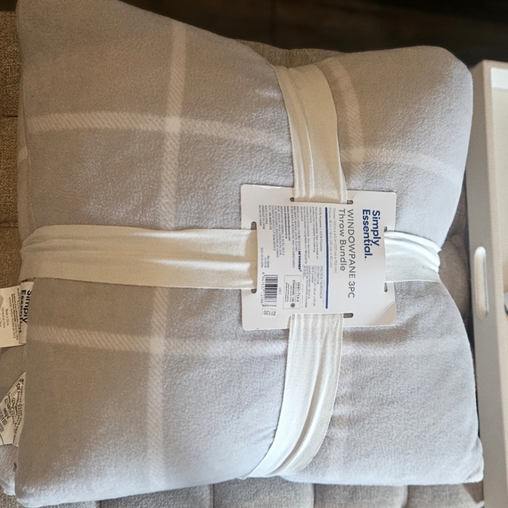 NEW! SIMPLY ESSENTIAL Window Pane 3pc Pillow & Blanket Gift Set. - Picture 2 of 7